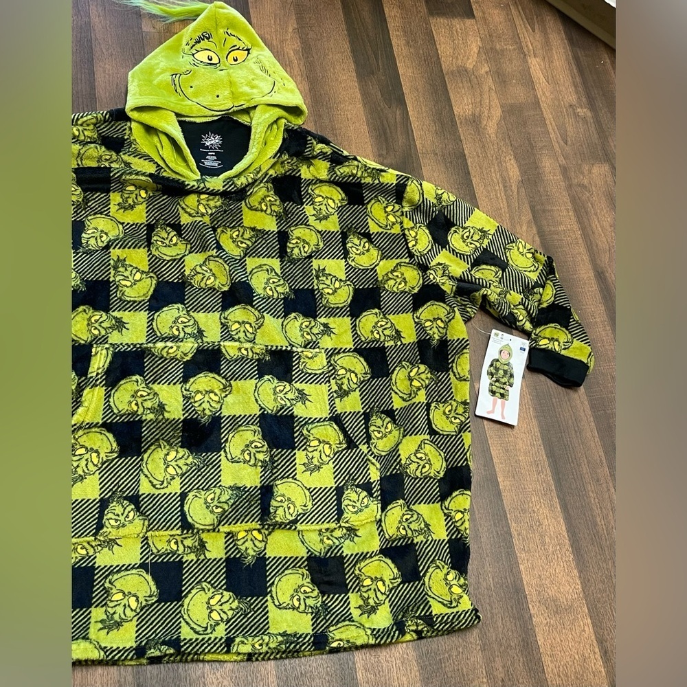 The grinch
Green and Black Pajama Bottoms for Cozy Comfort - Picture 2 of 5